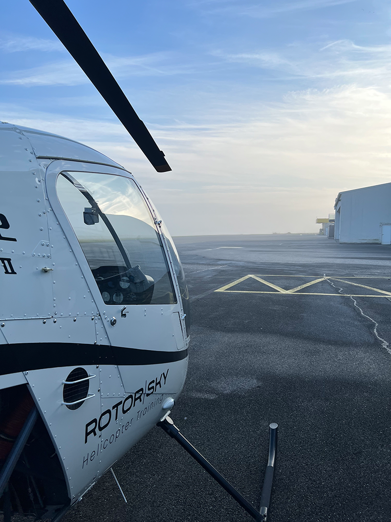 Robinson R22 im Morgennebel. Gleich geht's los ...